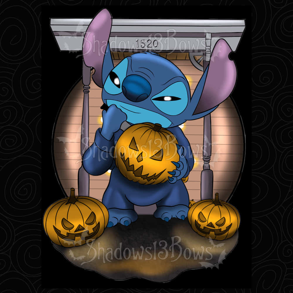 與 Lilo 和 Stitch 一同慶祝萬聖節！ 壁紙 — 藍色外星人史迪奇在門廊燈光下拿著發光的傑克南瓜燈，旁邊還有兩個南瓜。