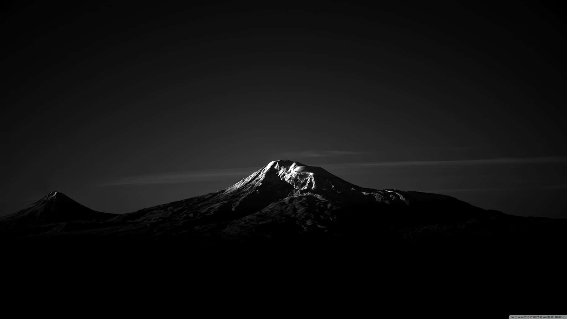積雪的山頂在深色天空的映襯下閃耀。