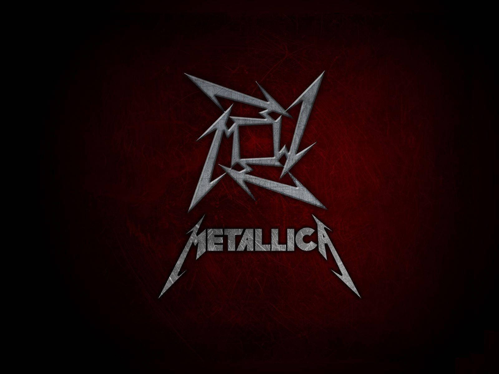 在紋理深紅色背景上的銀色 Metallica 樂隊標誌。