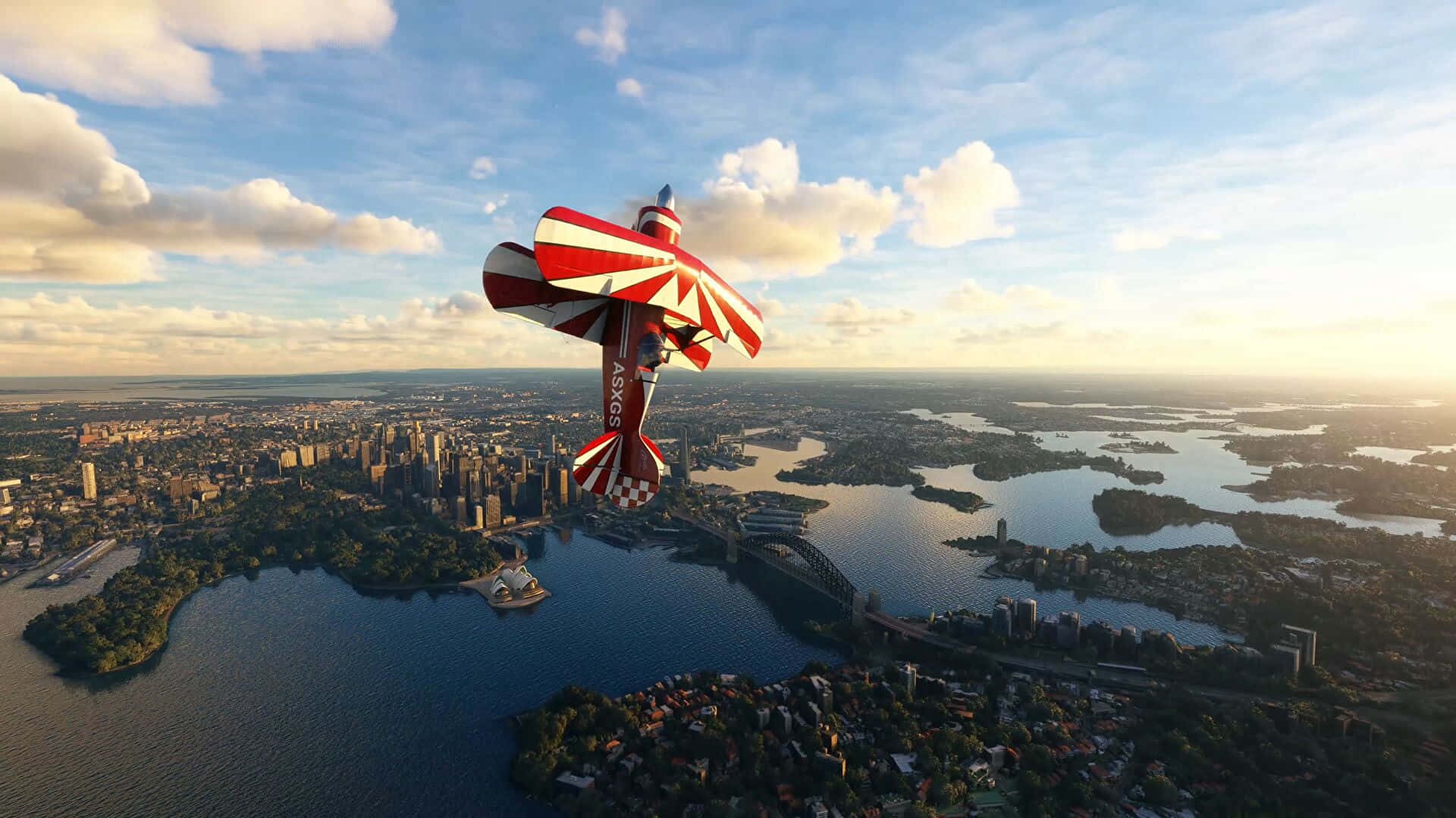 與 Microsoft Flight Simulator 一同體驗驚心動魄的飛行旅程 壁紙 — 一架紅白條紋的雙翼飛機在黃金時段翱翔於悉尼港上空，下方是歌劇院和海港大橋。