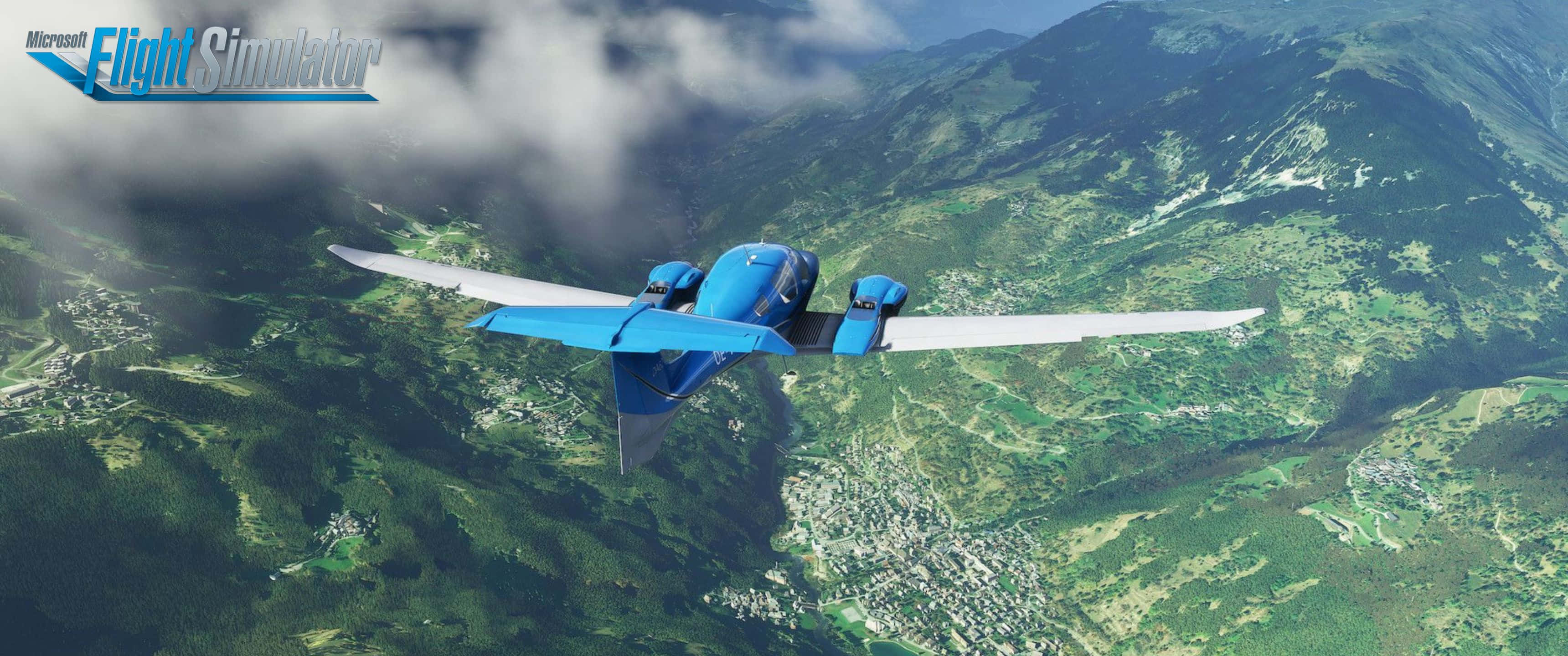 與 Microsoft 飛行模擬器一同駕馭天空 壁紙 — 一架藍色螺旋槳飛機在鬱鬱蔥蔥的綠色山脈和山谷上空翱翔，下方散落著城鎮。