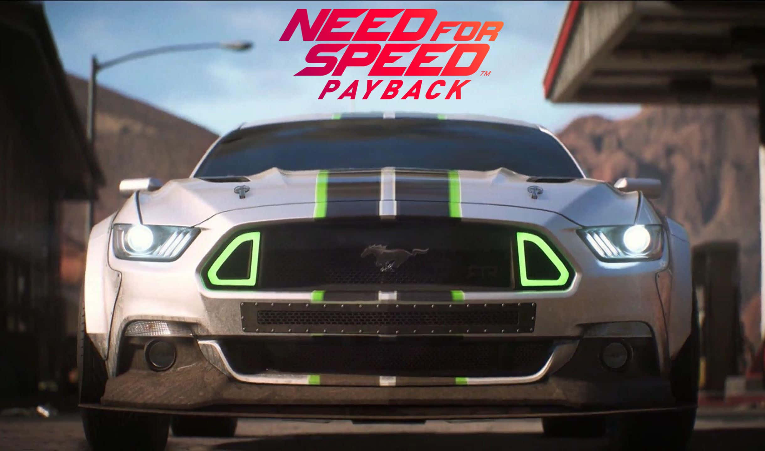 與《Need For Speed Payback》一同衝入戰鬥 壁紙 — 一輛銀色福特野馬帶有發光綠色飾邊，在沙漠車庫中面向前方，天空晴朗，上方有『Need for Speed Payback』標誌。