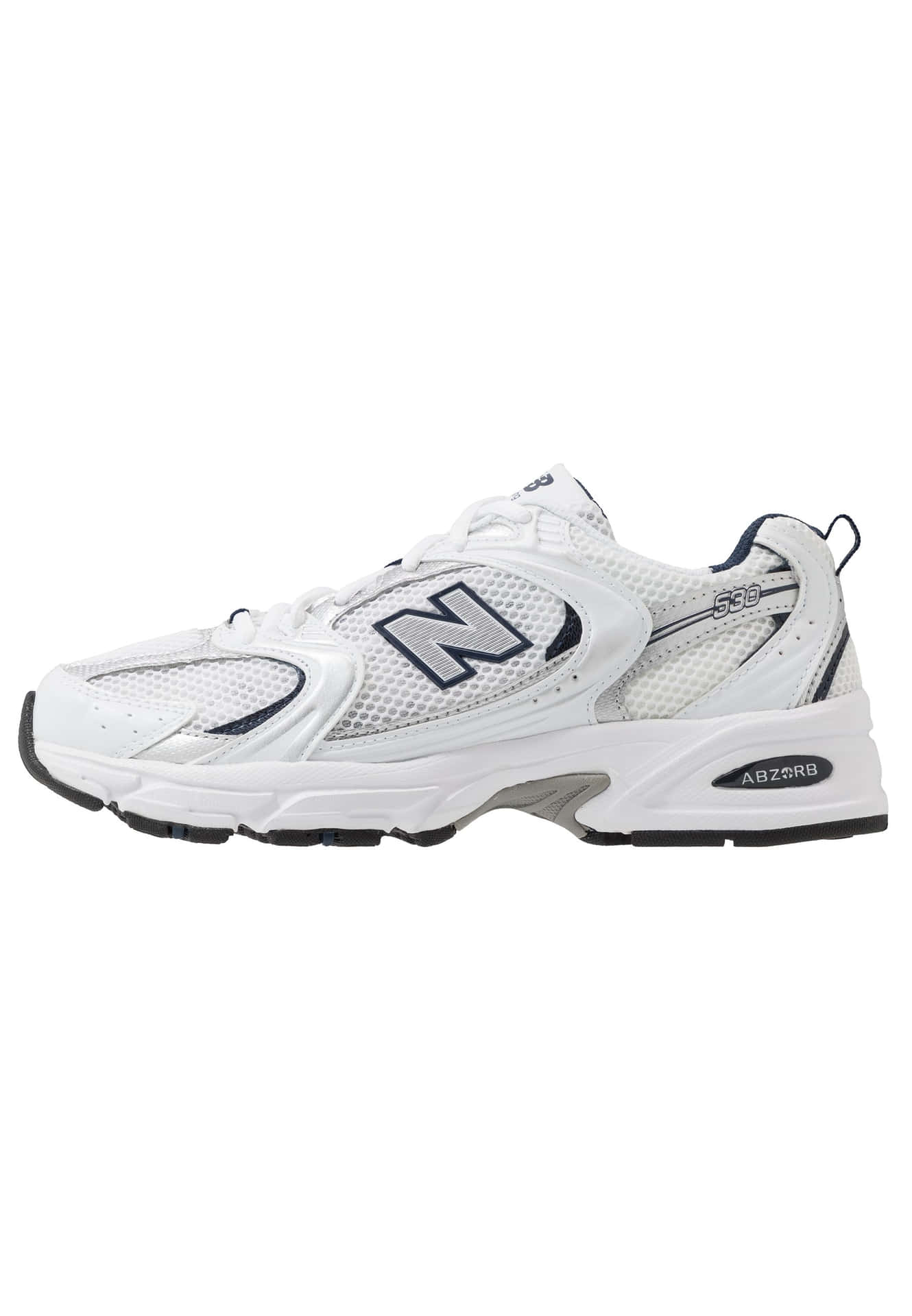 白色New Balance 530運動鞋，帶有海軍藍色標誌和網眼質感。