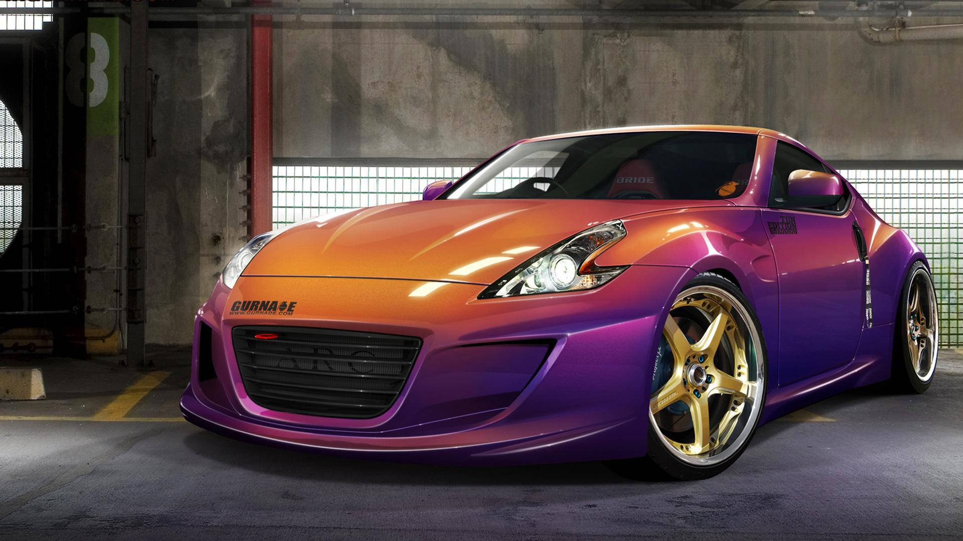 與 Nissan 350z 一同探索感官極限 壁紙 — 一輛充滿活力的漸變色跑車，從橙色到紫色的車漆和金色輪圈，停在混凝土車庫中。