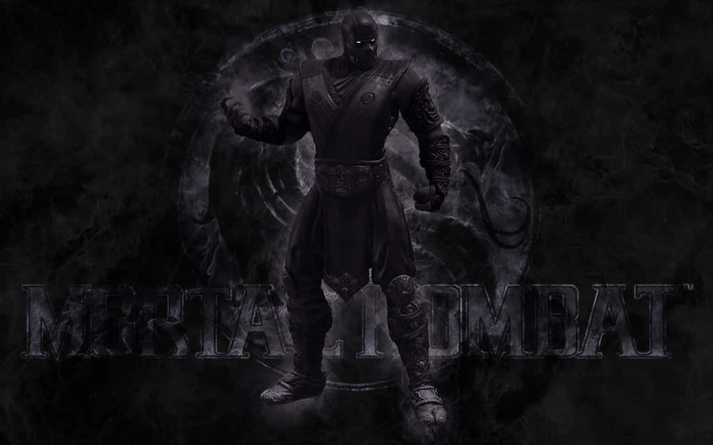 一個身穿黑色盔甲的Mortal Kombat戰士站在煙霧繚繞、不祥的環境中。