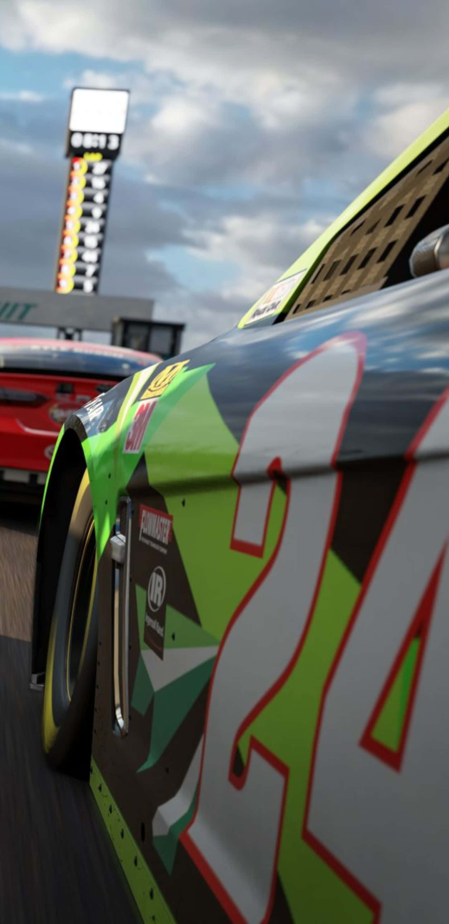 與 Pixel 3XL 和 Forza Motorsport 7 一同體驗賽車的刺激 壁紙 — 特寫鏡頭，一輛充滿活力的綠色和白色賽車，號碼24，在陰天、可見體育場燈光的賽道上疾馳。