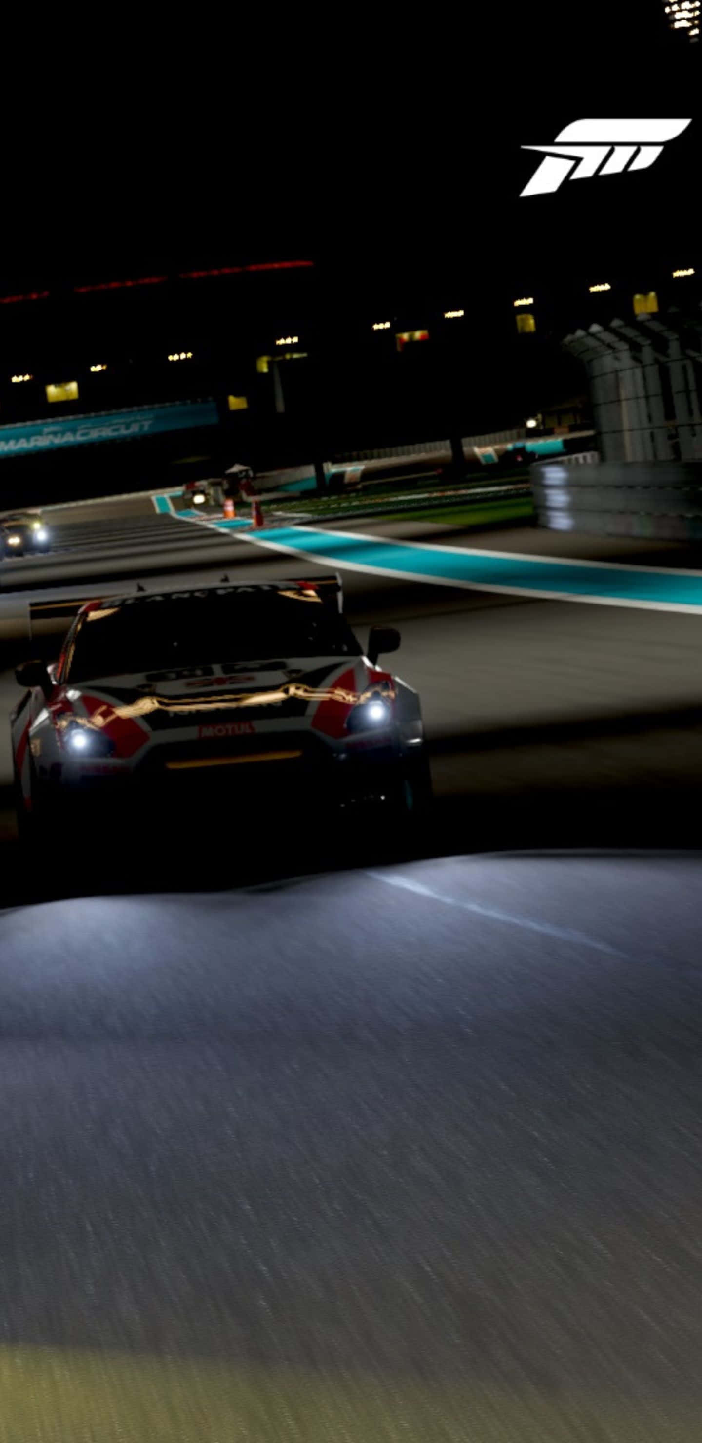 與 Pixel 3XL 和 Forza Motorsport 7 一同享受賽車的刺激 壁紙 — 一輛賽車在漆黑的夜間賽道上疾馳，車頭燈閃爍，留下模糊的運動軌跡。