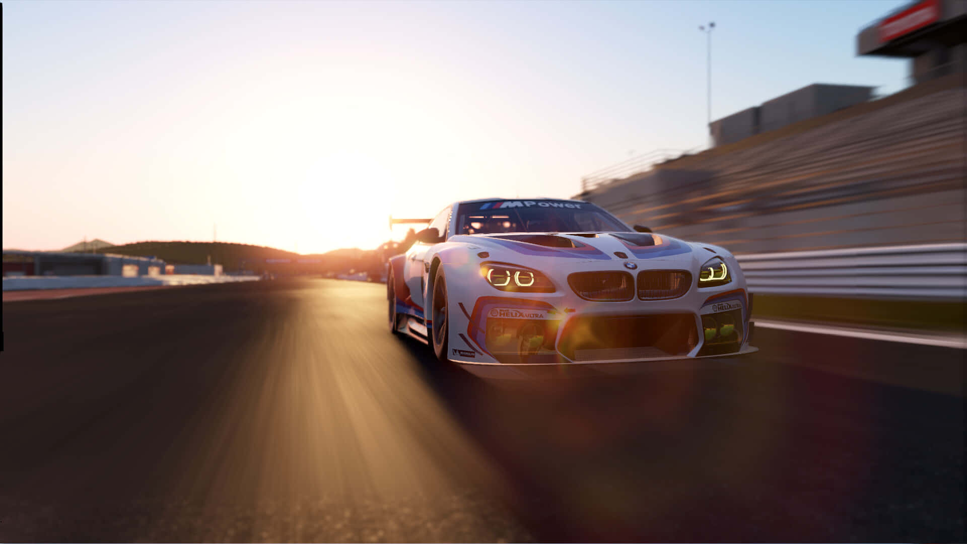 與 Project Cars 一同衝向終點線 壁紙 — 一輛白色寶馬賽車在日落時分沿著賽道飛馳，帶有動態模糊和發光的車頭燈。