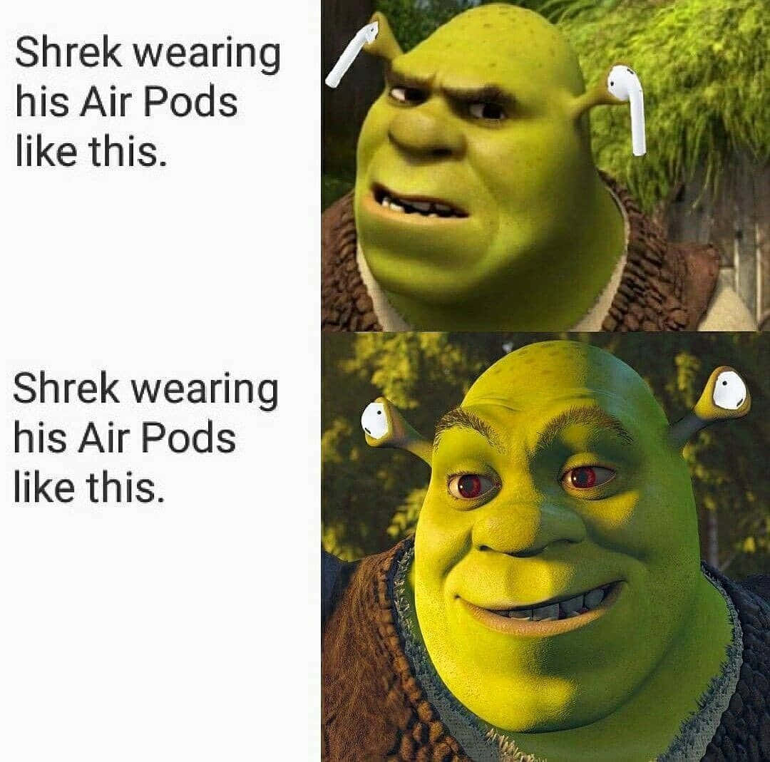 與 Shrek 一起大笑吧！ 壁紙 — 史力加搞笑地將AirPods塞在耳中，對比其暴躁和快樂的表情。