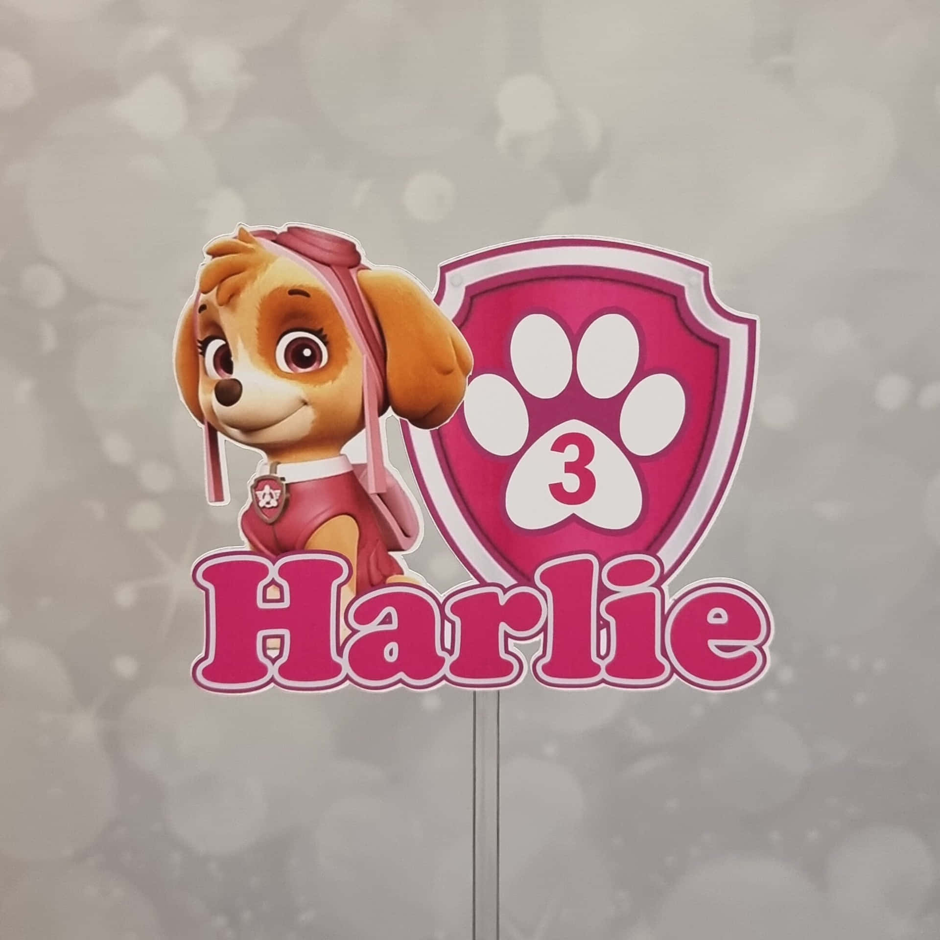 Paw Patrol Harlie蛋糕裝飾，粉紅色盾牌和數字三