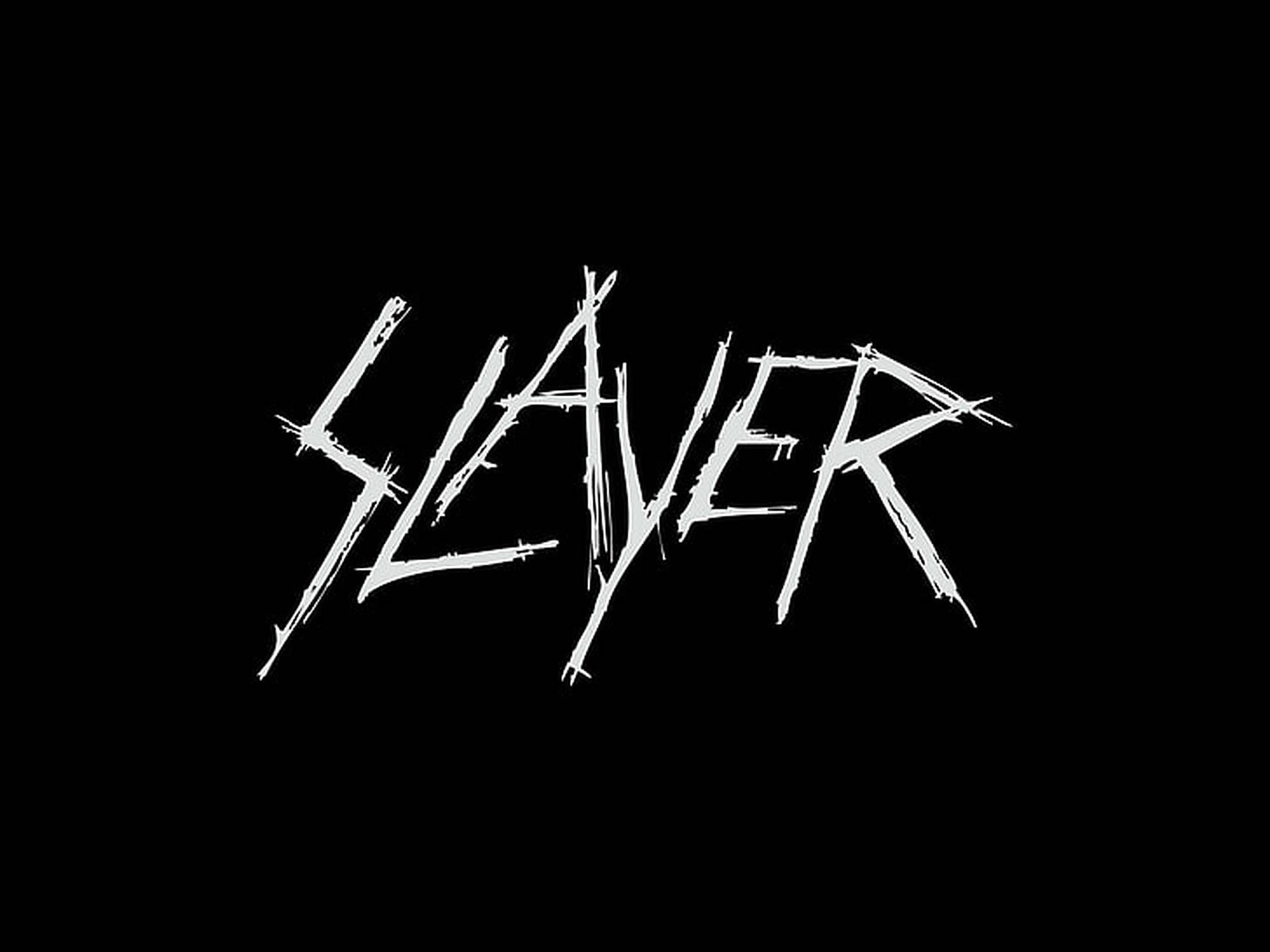黑色背景上寫有 Slayer 的白色塗鴉風格文字。