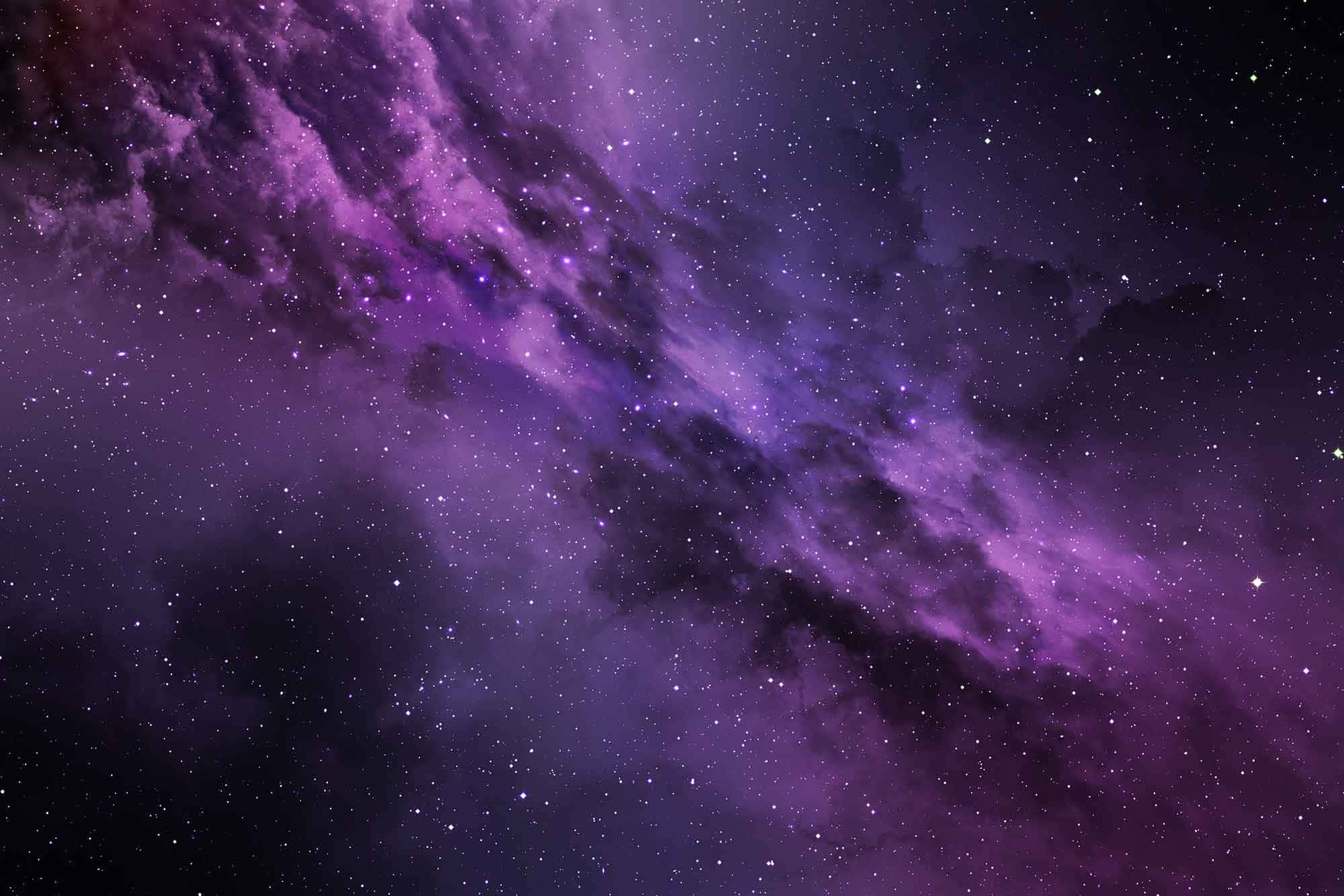 與 Space Zoom 一同探索銀河的奇觀 壁紙 — 令人嘆為觀止的景色，一個充滿活力的紫色星雲在深邃的宇宙背景下與星星旋轉。
