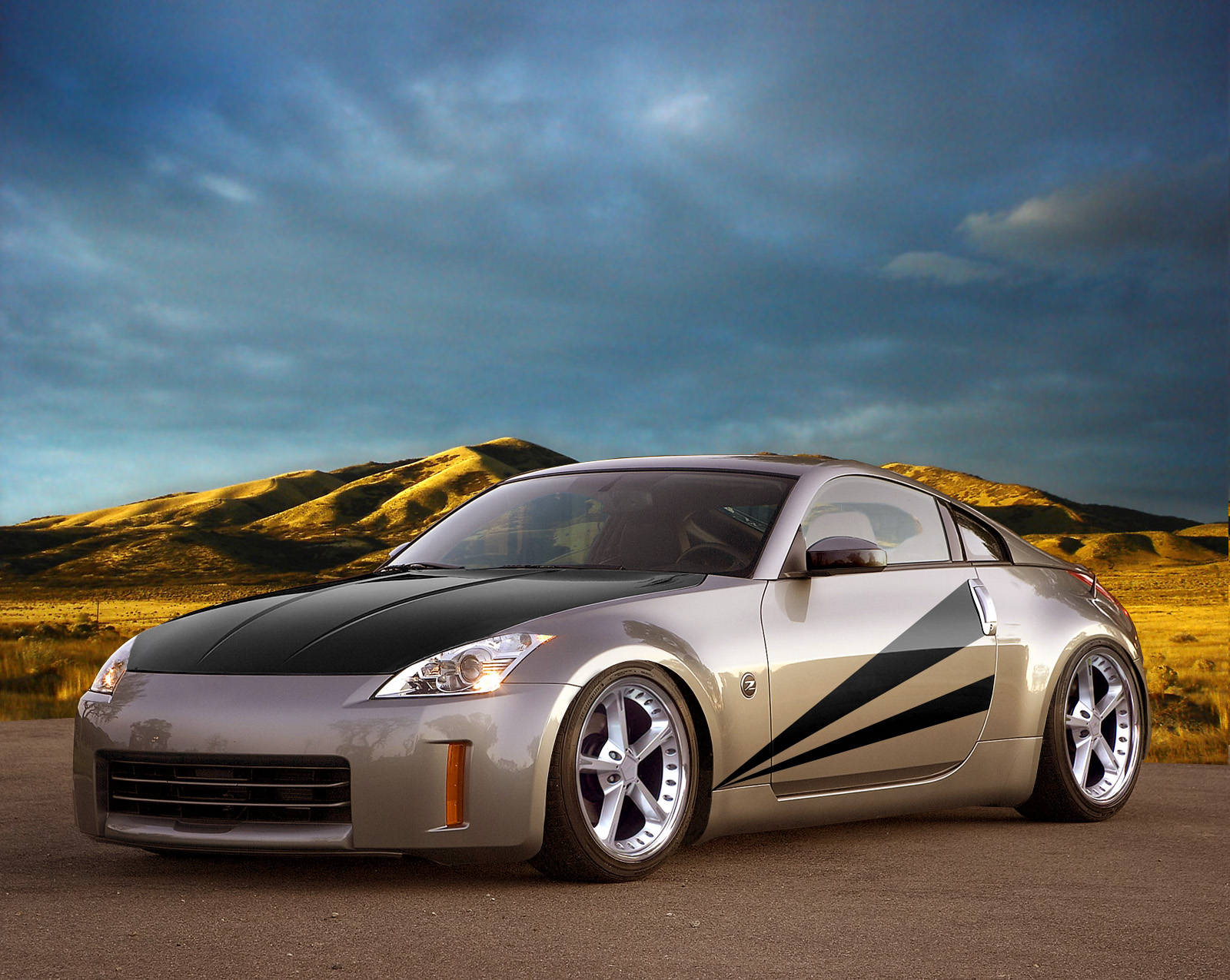 與 sporty Nissan 350z 一同感受風的擁抱 壁紙 — 一輛時尚的銀色跑車帶有黑色賽車條紋，停在沙漠公路上，天空佈滿戲劇性的雲層。