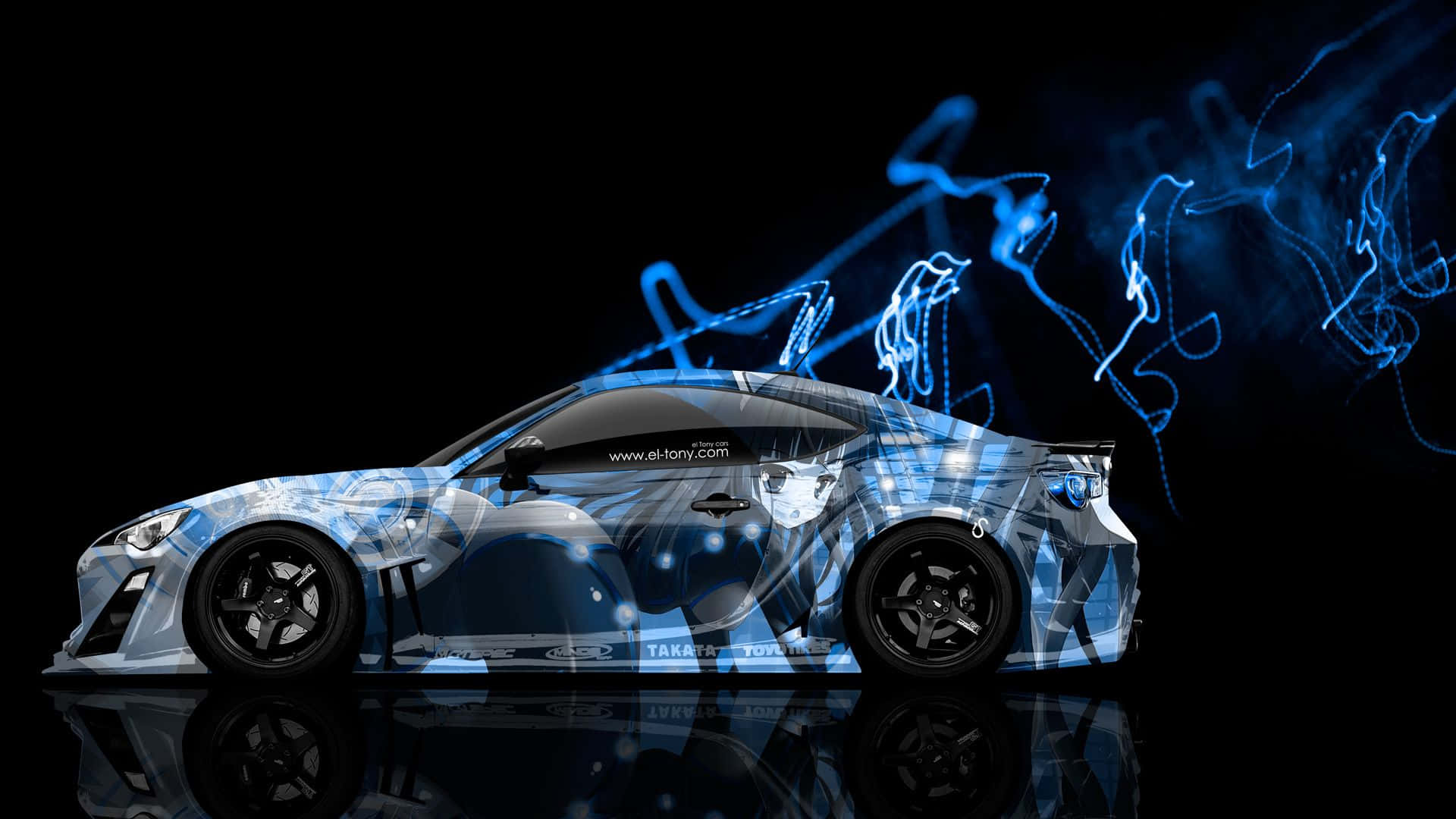 與 Toyota 86 一同體驗高速又有趣的駕駛樂趣 壁紙 — 一輛時尚的藍銀色跑車，在黑色背景上帶有發光的霓虹藍能量軌跡。