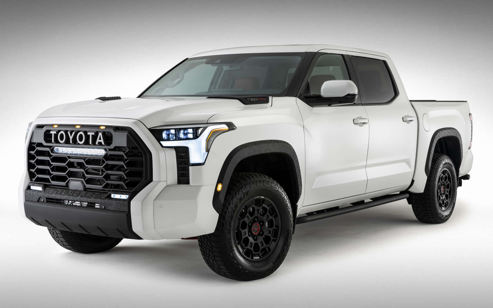 白色豐田Tundra TRD Pro皮卡車，帶有黑色飾條和越野輪胎。