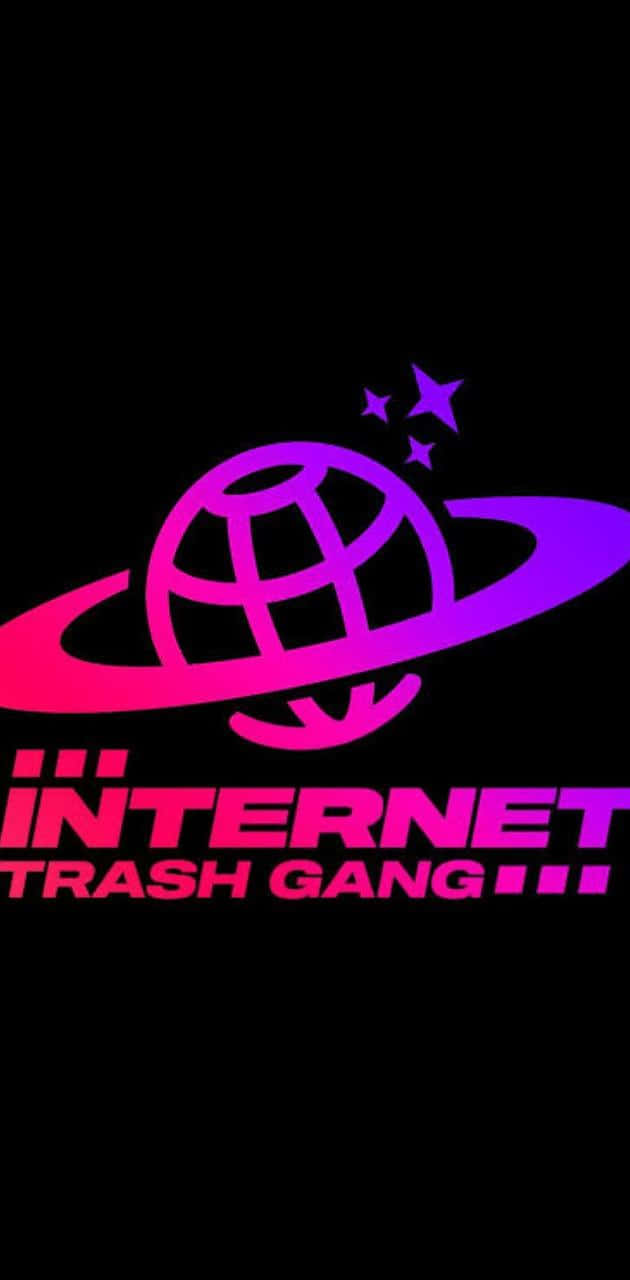 帶有光環和星星的發光霓虹地球儀，黑色背景上寫有 internet trash gang 文字