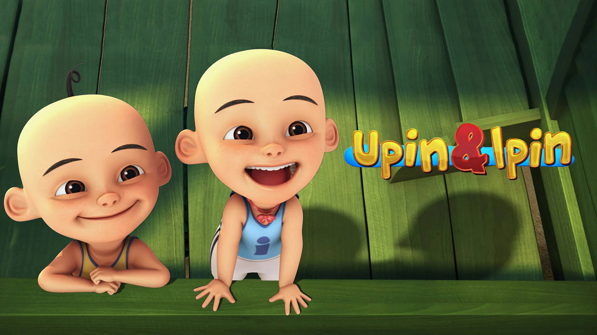 兩個動畫光頭男孩在帶有Upin & Ipin標誌的綠色木柵欄後面微笑。
