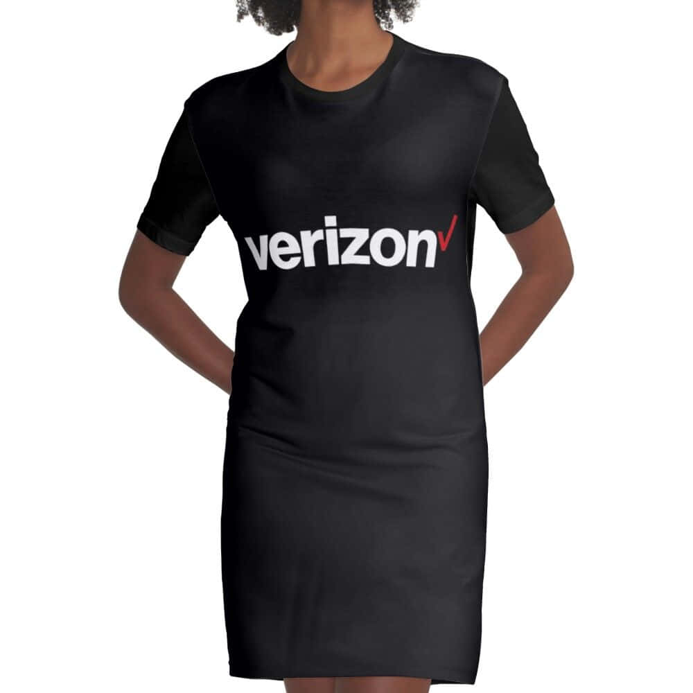 穿著帶有Verizon標誌黑色連衣裙的人