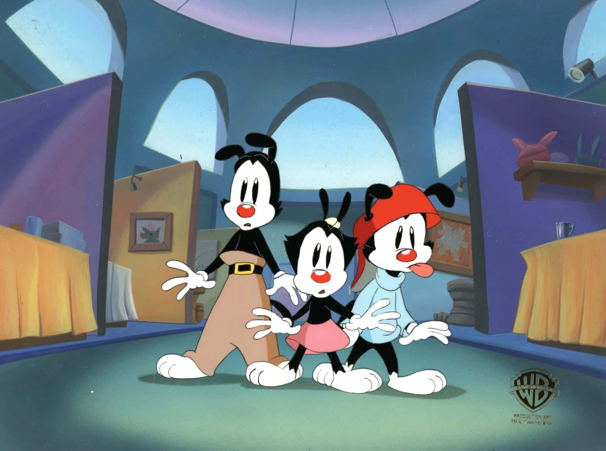與 Yakko、Wakko 和 Dot 一同製造騷動 壁紙 — 三個有大眼睛和紅鼻子的卡通人物一起站在一個有拱形窗戶的彩色未來感房間裡。