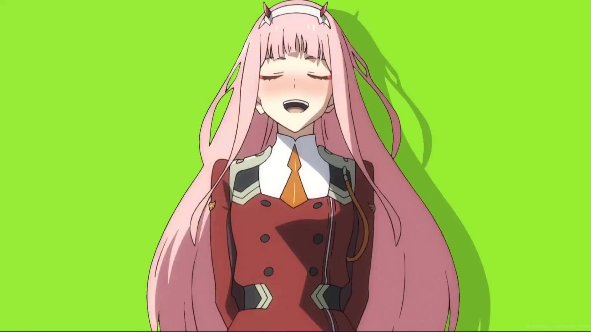 與 Zero Two 一同啟程！ 壁紙 — 粉紅頭髮和角的動漫女孩在明亮的綠色背景前歡快地笑著。