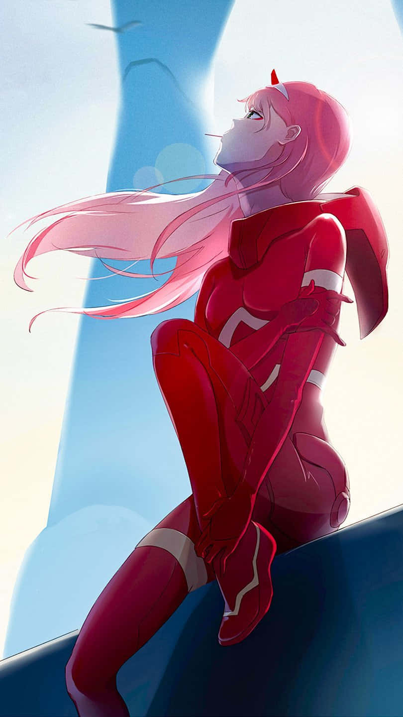 與 Zero Two 一同尋找存在之真諦 壁紙 — 一個粉紅色頭髮的動漫女孩穿著紅色西裝坐在壁架上，仰望藍天白雲，鳥兒飛翔。