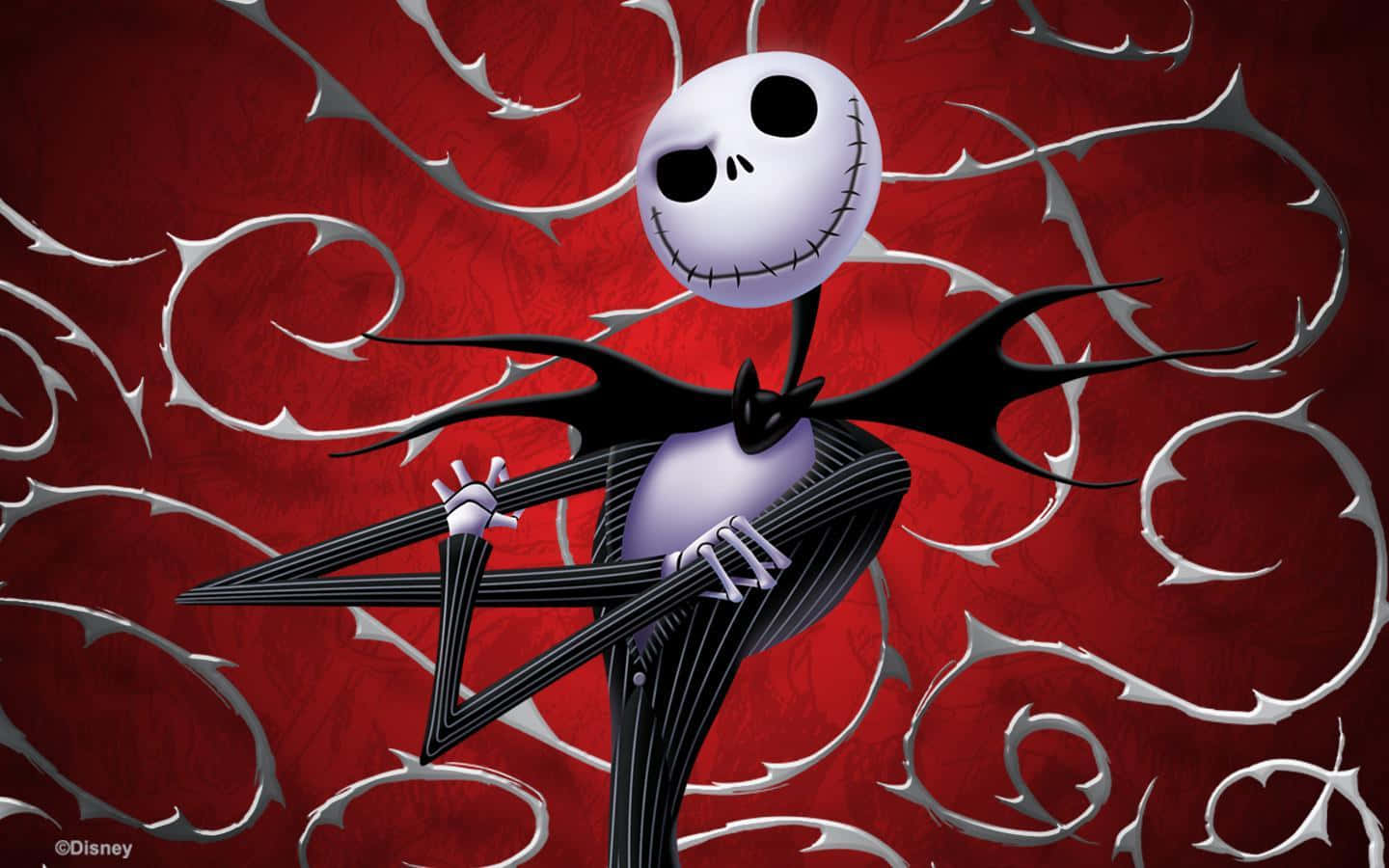 Jack Skellington 穿著他標誌性的黑色西裝，站在紅色和銀色旋轉的背景前。