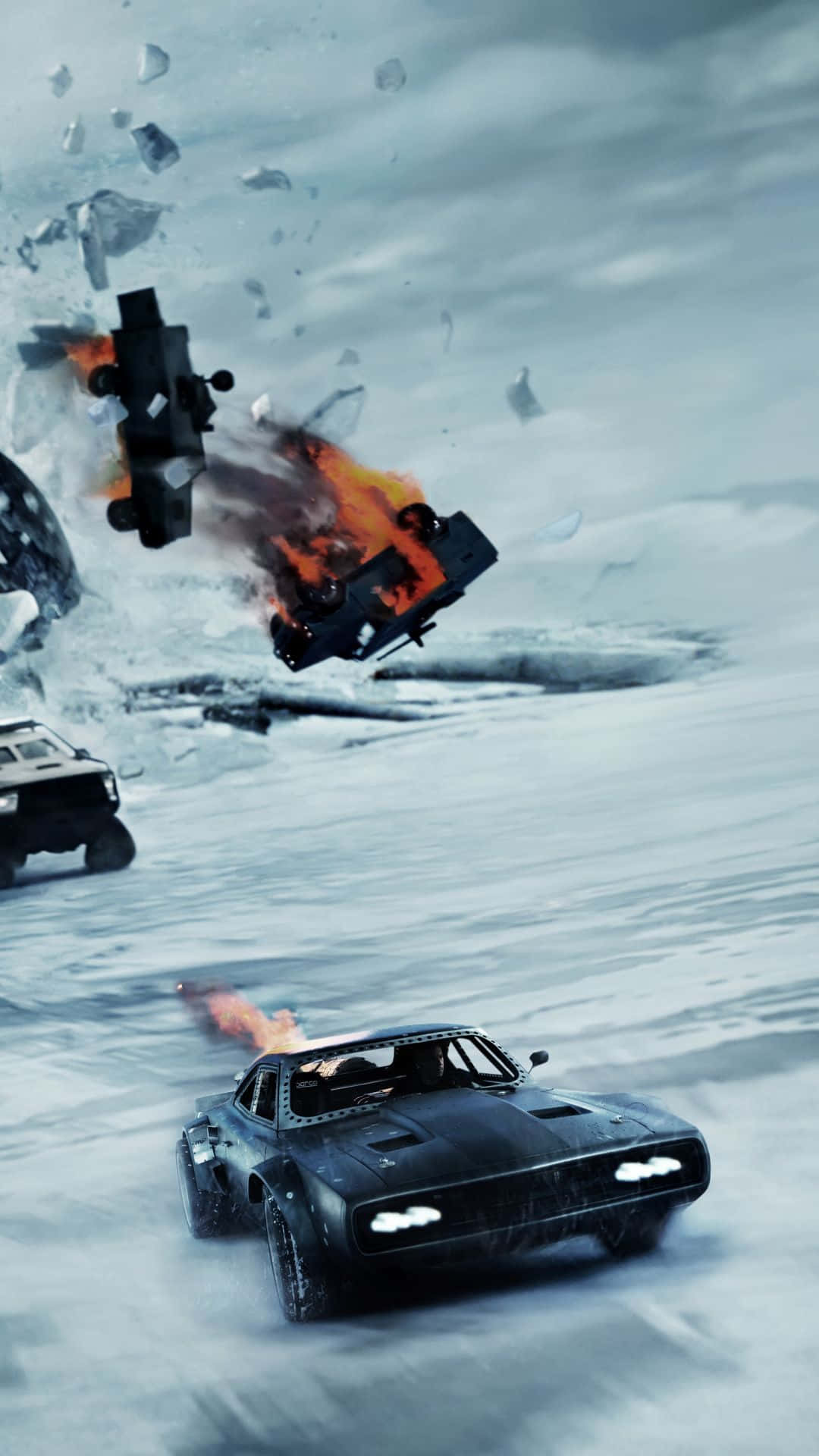 黑色汽車在雪景中奔馳，身後空中有一輛汽車爆炸。