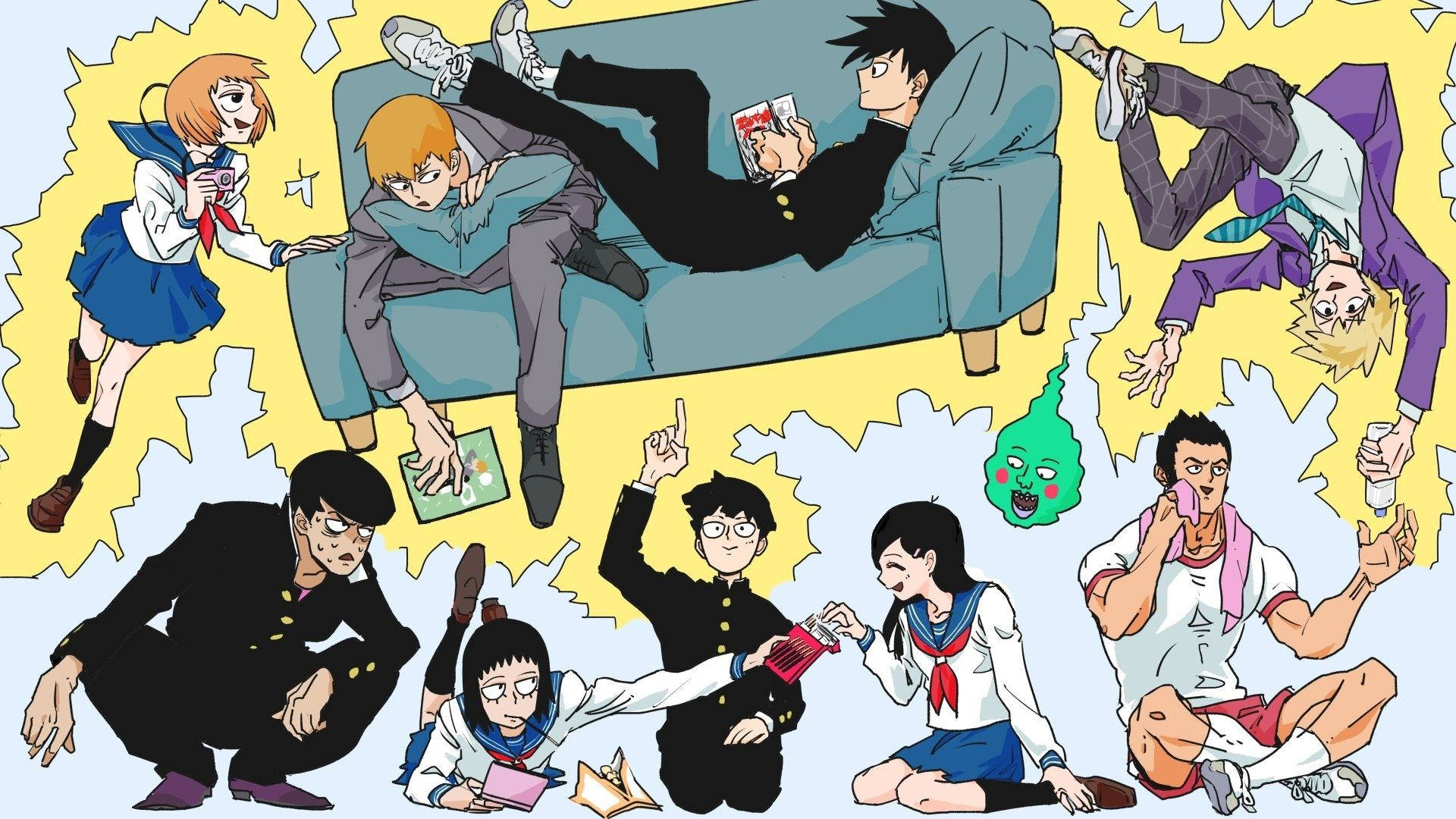與《靈能百分百》主角一同踏上難忘冒險 壁紙 — 動漫角色穿著校服，在黃色背景前圍繞藍色沙發玩牌並充滿活力地互動。