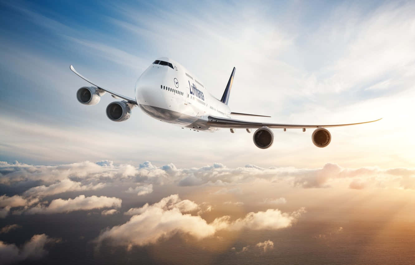 漢莎航空珍寶客機在日落時分飛越雲層。