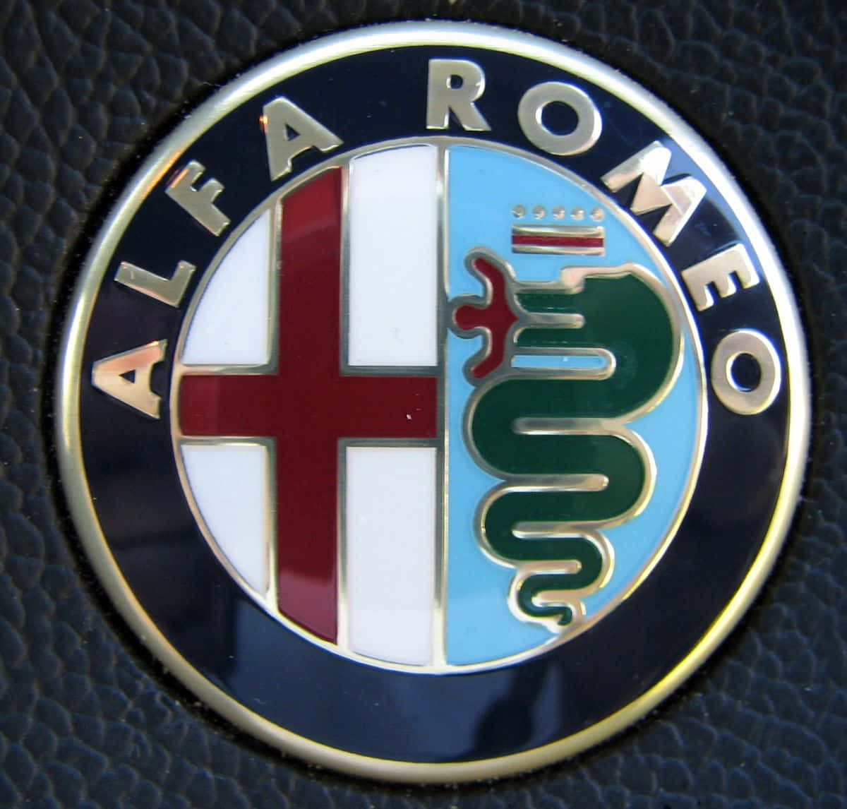黑色皮革表面上的 Alfa Romeo 汽車標誌