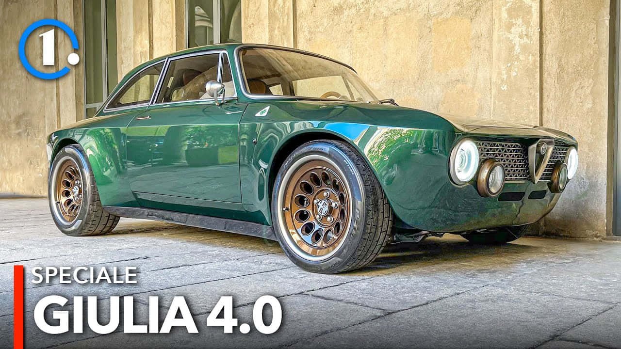 綠色經典Alfa Romeo Giulia 4.0跑車停泊喺石鋪路面。