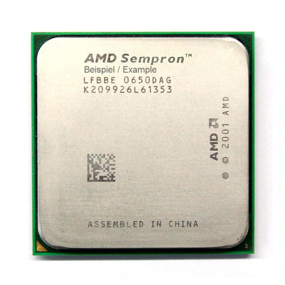 AMD Sempron CPU 晶片，帶有綠色邊框和印刷文字。