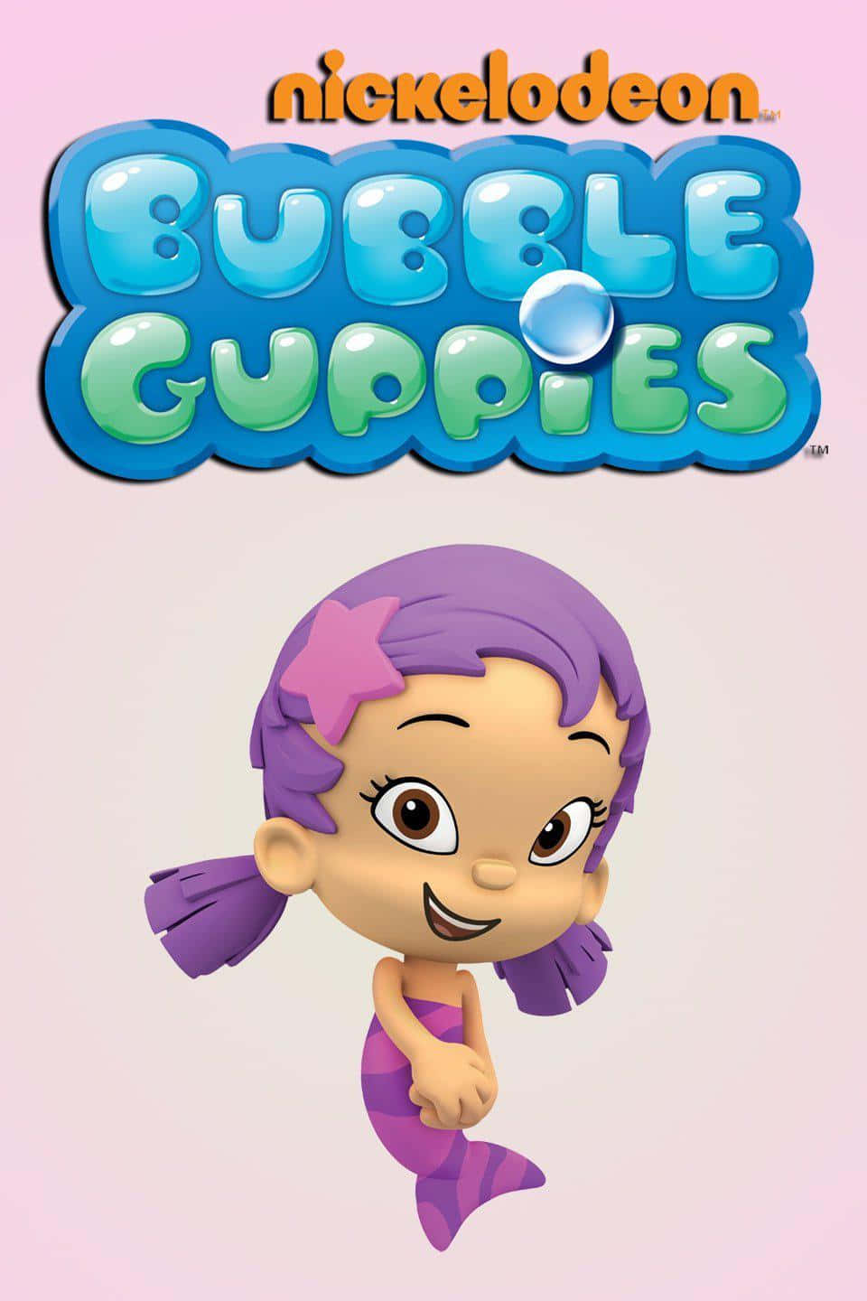 與Bubble Guppies一同潛入海洋探險 壁紙 — 來自 Bubble Guppies 的快樂紫髮美人魚角色在柔和的粉紅色背景上微笑，上方有節目標誌。