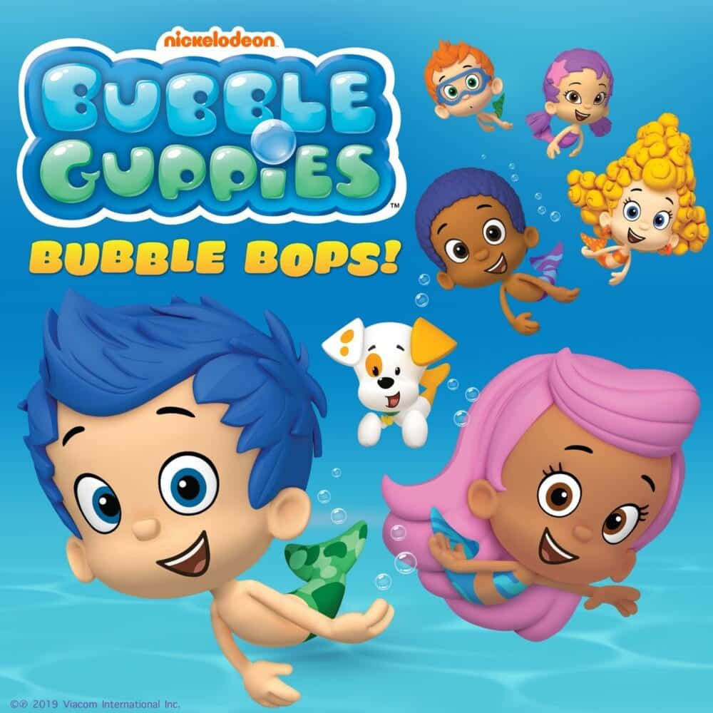 與Bubble Guppies一同展開海底冒險！ 壁紙 — 泡泡孔雀魚角色在明亮藍色海洋背景下，與泡泡和一隻狗同伴一起快樂地在水下游泳。