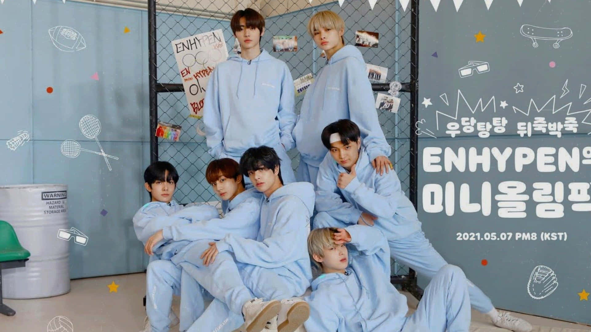 K-pop 組合 ENHYPEN 身穿淺藍色服裝在裝飾過的攝影棚空間中擺姿勢。