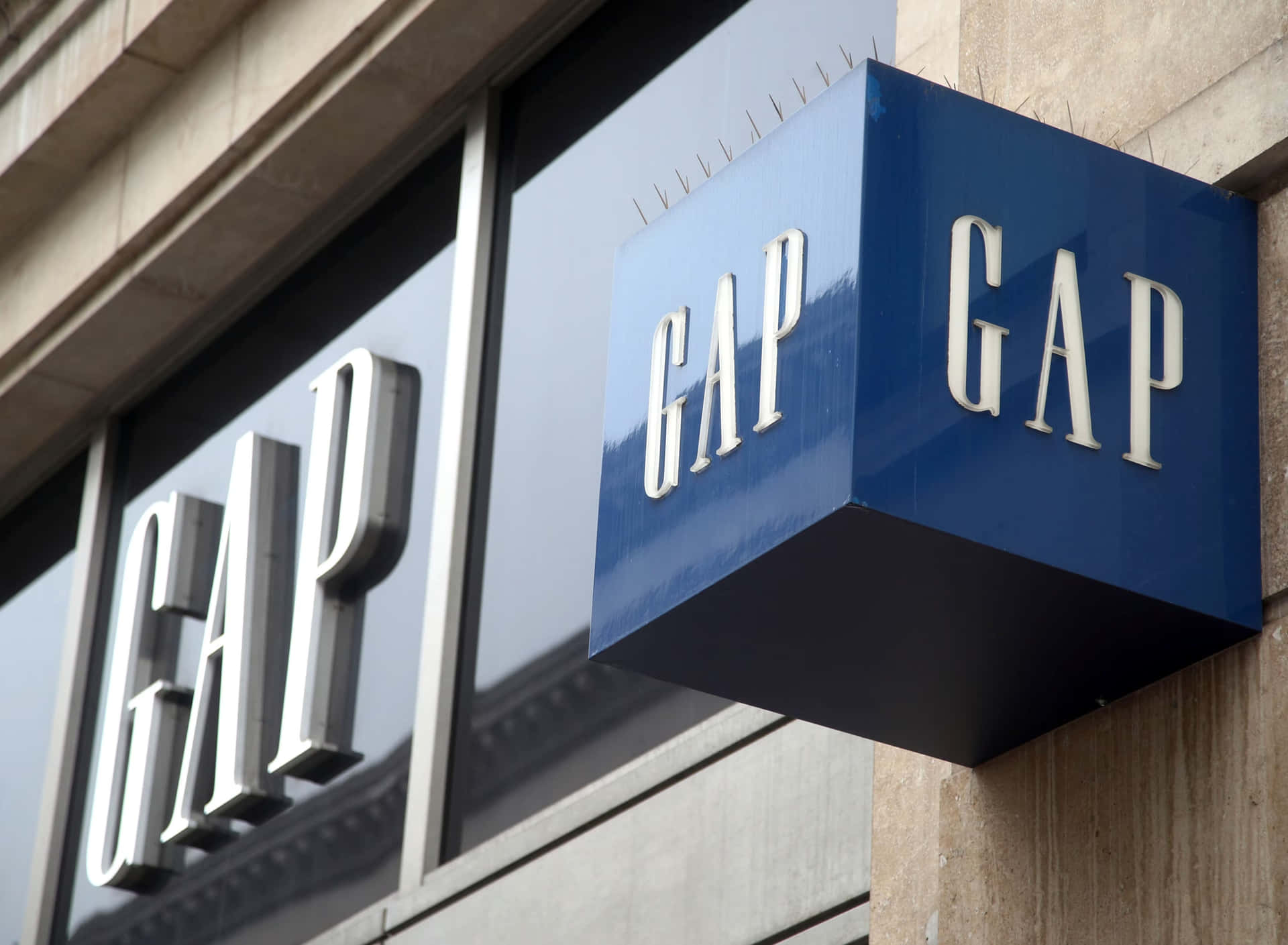 石造建築物外牆上的藍色GAP零售店招牌