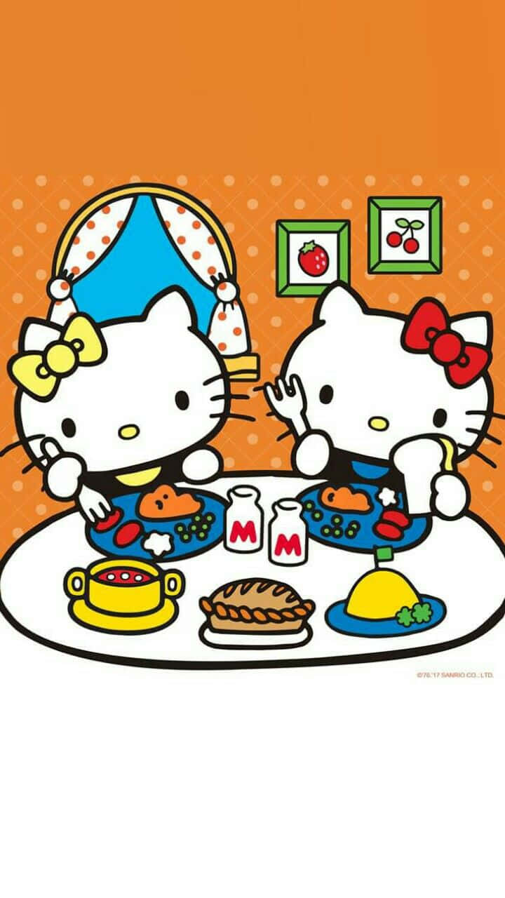 與Hello Kitty一同慶祝感恩節 壁紙 — 兩個Hello Kitty角色在橙色圓點牆前，享用桌上色彩繽紛的餐點，包括批和飲品。