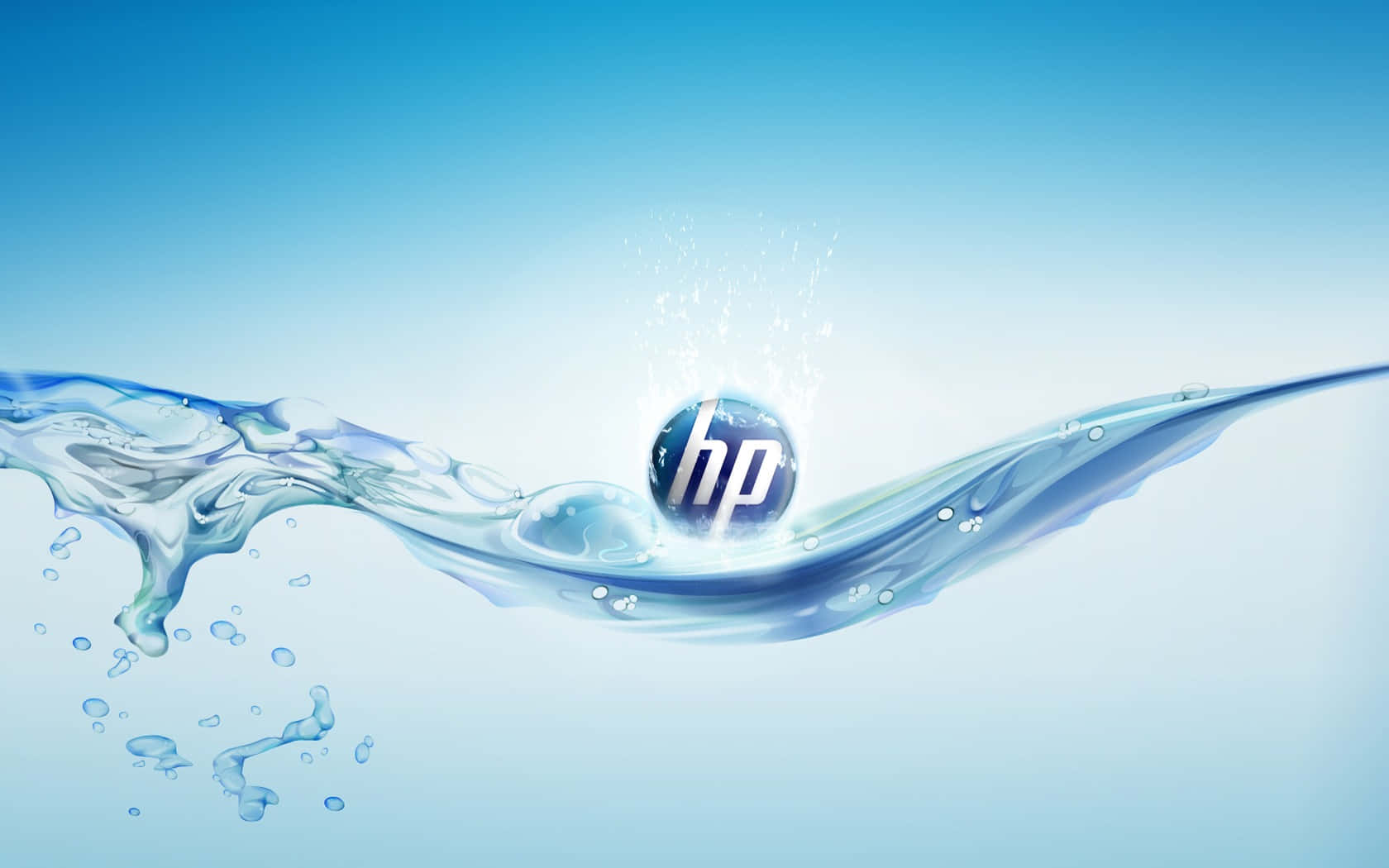 與HP一起做更多事 壁紙 — 動態藍色水波優雅地流過光澤的HP標誌球體，背景為漸變天空。