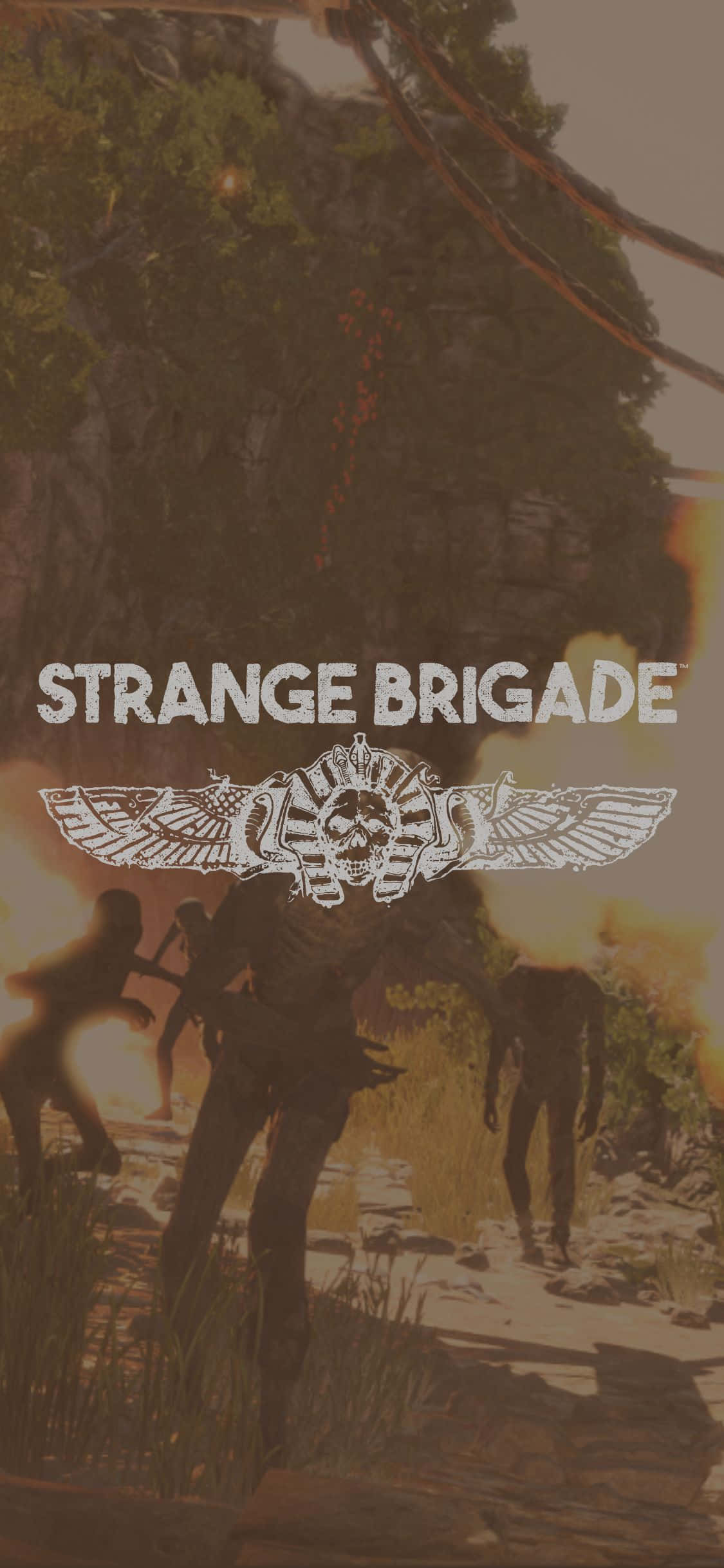 與iPhone X《Strange Brigade》一同冒險 壁紙 — 剪影冒險者穿過陽光明媚的叢林，頭頂上有一個發光的「Strange Brigade」標誌。