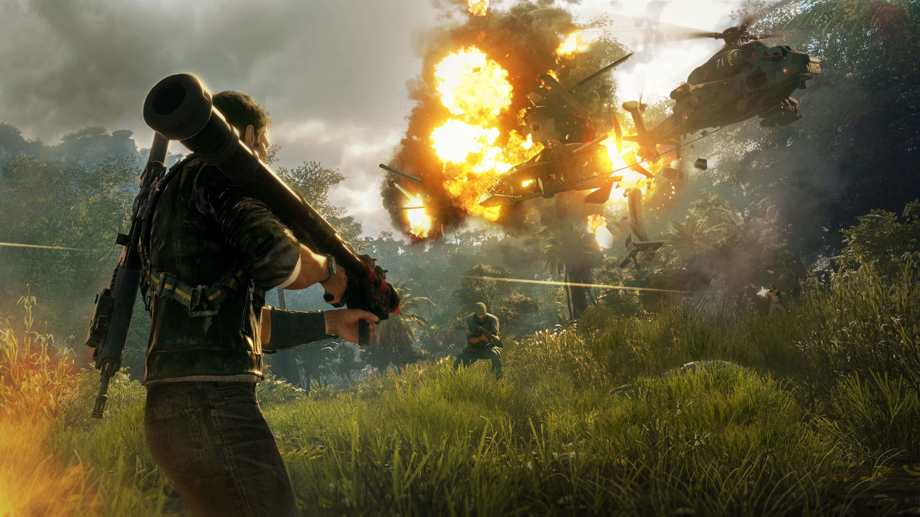 與Just Cause 4一同踏上冒險之旅 壁紙 — 一名士兵在茂密的叢林中，在煙霧瀰漫的天空下向爆炸中的直升機發射火箭炮。