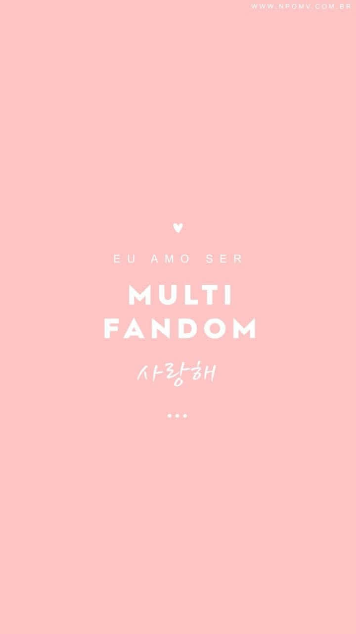 與K-pop巨星同享舞台時刻 壁紙 — 極簡粉色背景，中央有白色文字「EU AMO SER MULTI FANDOM」和韓文。