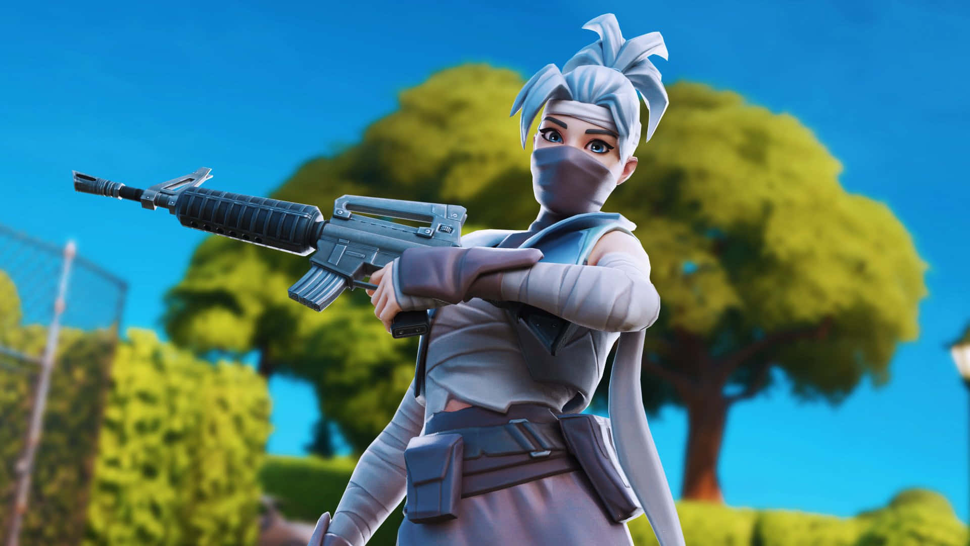 Fortnite角色在戶外樹木和藍天背景下瞄準步槍。