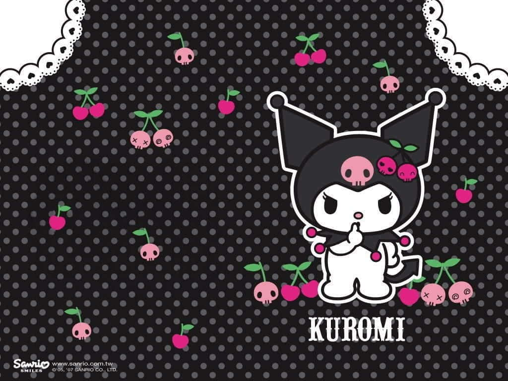 與Kuromi一起微笑 壁紙 — Kuromi 黑色貓咪角色，帶有粉紅色櫻桃骷髏，漂浮在帶有蕾絲邊的黑色圓點背景上。
