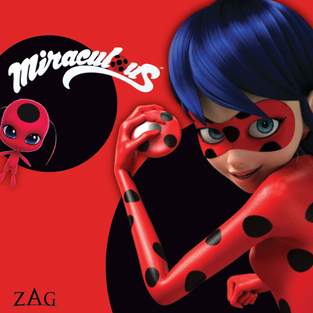 與Ladybug與Cat Noir一同拯救巴黎，對抗惡魔鷹蛾！ 壁紙 — 一位充滿活力的動畫風格女超級英雄，藍色頭髮，紅色圓點套裝，在鮮紅背景前手持瓢蟲球體。