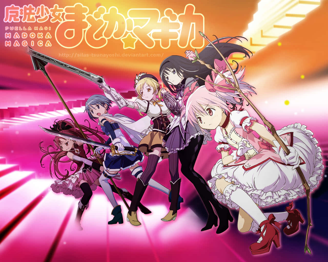 與Madoka及她的朋友共度的夜晚 壁紙 — 五位動漫少女穿著魔法少女服裝，在發光的粉紅色和橙色漸變背景前動態擺姿勢。
