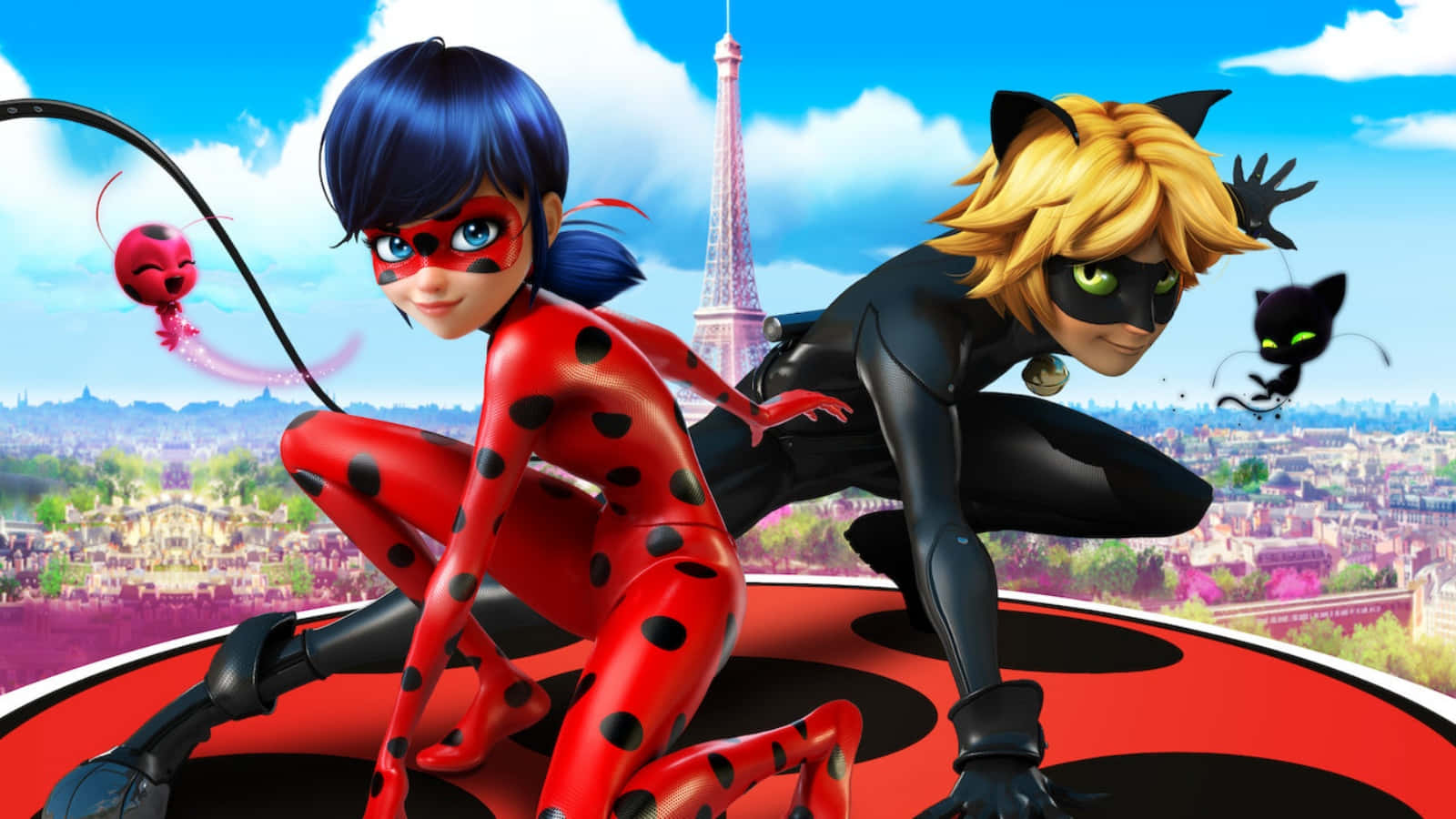 與Marinette與Adrien一同欣賞巴黎之美，體驗《Miraculous》！ 壁紙 — 兩個身穿紅色和黑色套裝的動畫超級英雄在巨大的瓢蟲殼上英勇地擺姿勢，背景是巴黎天際線和艾菲爾鐵塔。