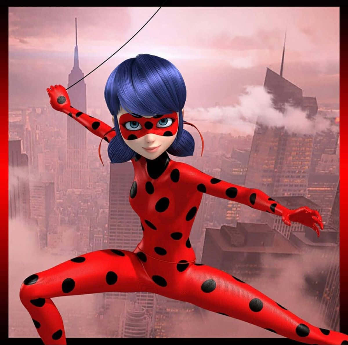 與Miraculous Ladybug超級英雄一同感受力量！ 壁紙 — 一位身穿紅黑圓點套裝的女超級英雄在黃昏時分穿過煙霧瀰漫的城市景觀，背景是高樓大廈。