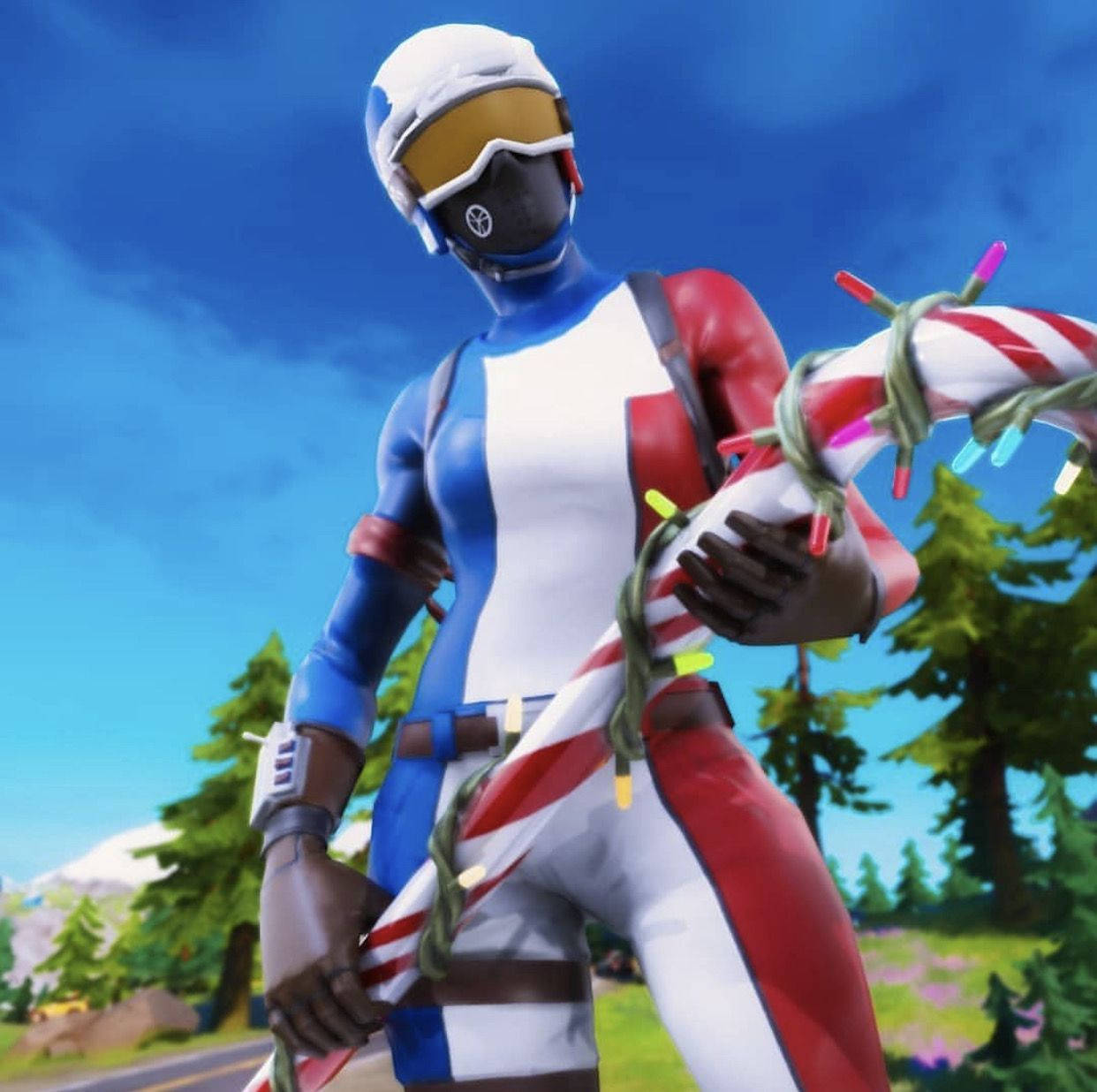Fortnite 角色在雪地森林中手持帶燈光的拐杖糖。
