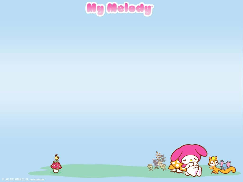 與My Melody一起踏上可愛的冒險旅程！ 壁紙 — My Melody 同朋友們喺柔和藍天下嘅草地上平靜咁坐喺度，附近有蘑菇。