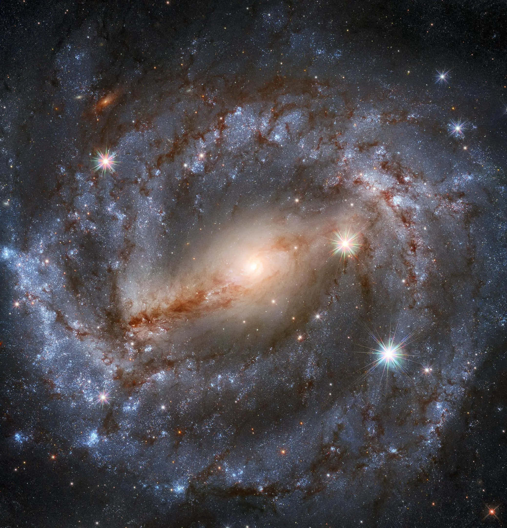 與NASA一同探索太空 壁紙 — 一個令人驚嘆的螺旋星系，帶有發光的旋臂和明亮的恆星在宇宙黑暗中旋轉。